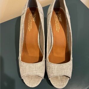 TOMS Women's Elegant Gray Peep-Toe Heels